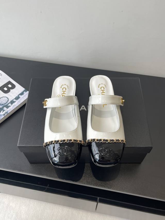 Chanel 25S走秀款玛丽珍链条单鞋 经典的双C Logo低调又奢华地镶嵌在鞋面上 瞬间提升了鞋子的辨识度 整体设计简约却不失优雅 线条流畅自然 它的百搭属