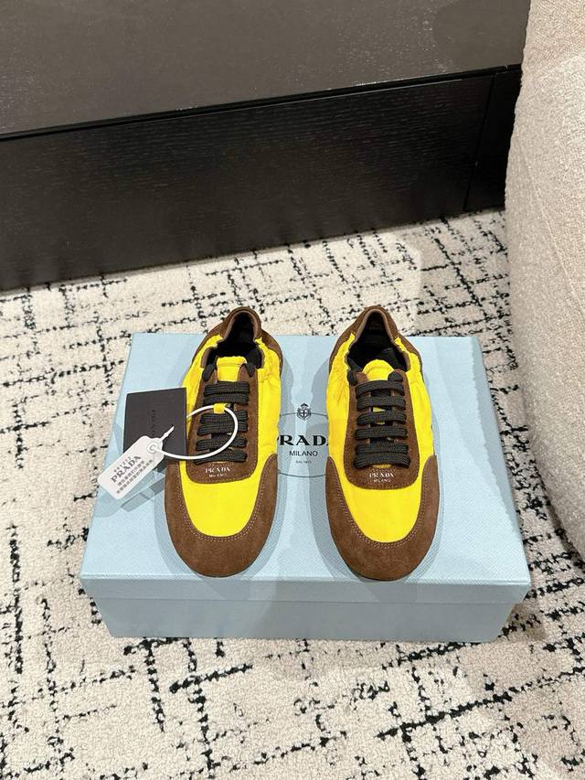 代购级 Prada 普拉达 25 早春 走秀 休闲 阿甘 德训鞋 出镜率很高的就是这款德训鞋 外形是像芭蕾舞鞋一样的跑鞋，柔软的皮质加上Prada 专属尼龙材质