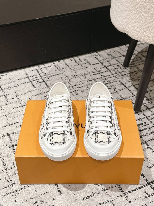Louis Vuitton 驴牌 25 春夏新款 帆布 休闲鞋 原版购入开发 材料工艺一致 经典设计注入复古气息。皮革饰边跃现路易威登标识，铭纹孔眼、镶边和鞋带