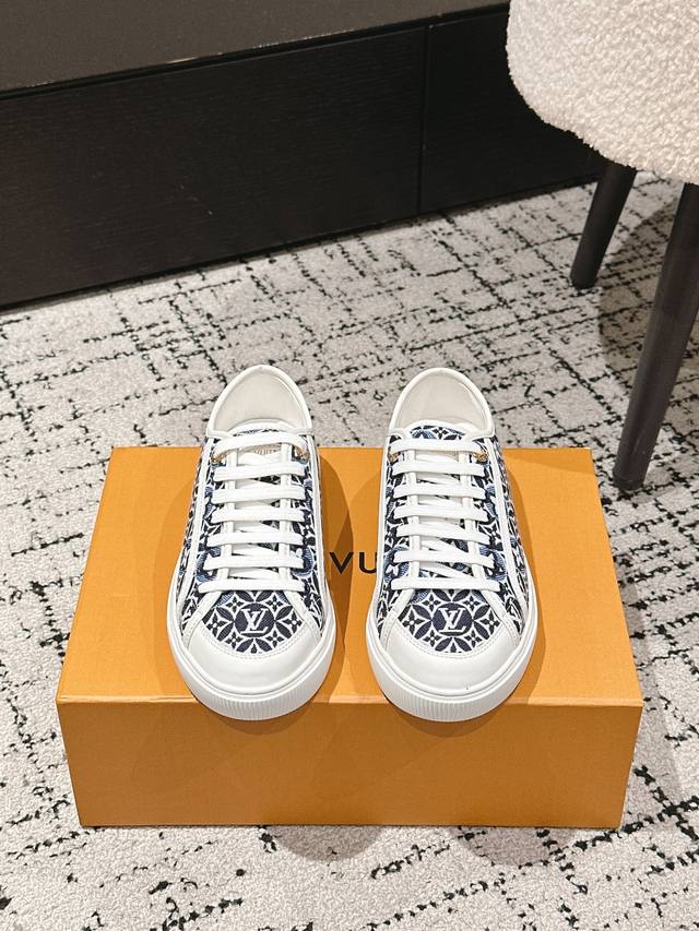 Louis Vuitton 驴牌 25 春夏新款 帆布 休闲鞋 原版购入开发 材料工艺一致 经典设计注入复古气息。皮革饰边跃现路易威登标识，铭纹孔眼、镶边和鞋带