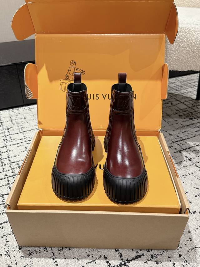 Louis Vuitton 路易威登Lv 25 最新 Ruby 印花 松紧 短靴 Lv Ruby短靴新品，也太好看了吧，很耐造的样子帅气十足 面料: 甄选进口丝