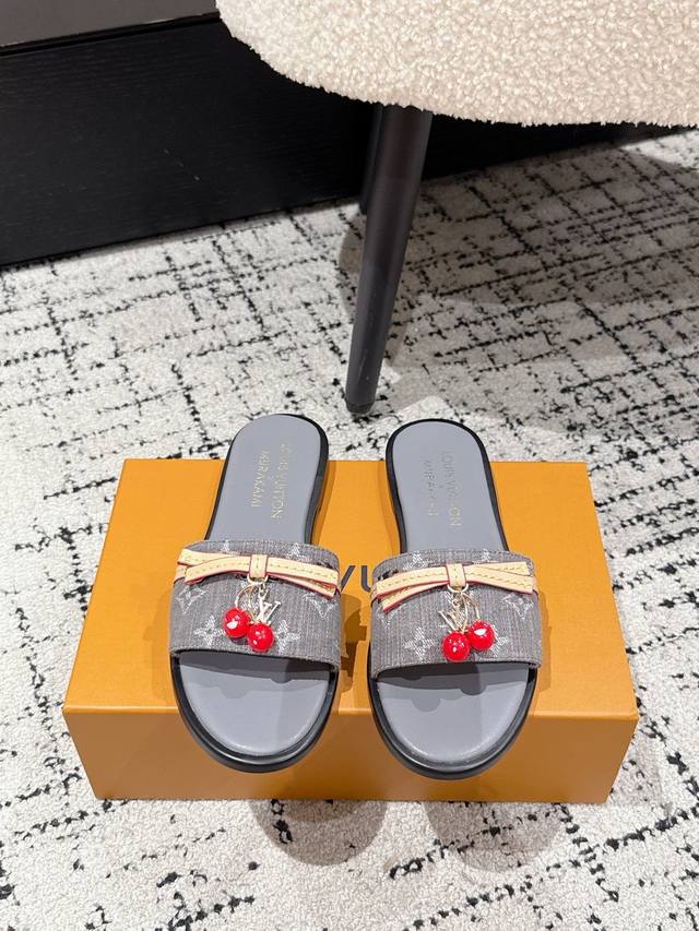 Louisvuitton 25 春夏新款 村上隆联名 樱桃 徽标 平底凉拖 很难不怀疑是不是借鉴了唐朝的唐三彩作为基础，创新成Lv经典标志Logo，采用彩色以及