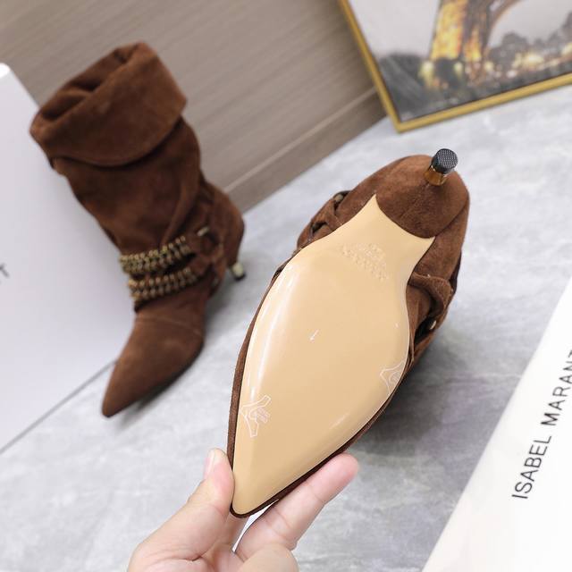 伊莎贝尔Isabel Marant25Ss秋冬走秀款欧美风堆堆靴复古链条猫跟短靴中靴！ 一年四季都可以穿的靴子来了，一双封神的复古靴 简约复古设计，关键是舒适百