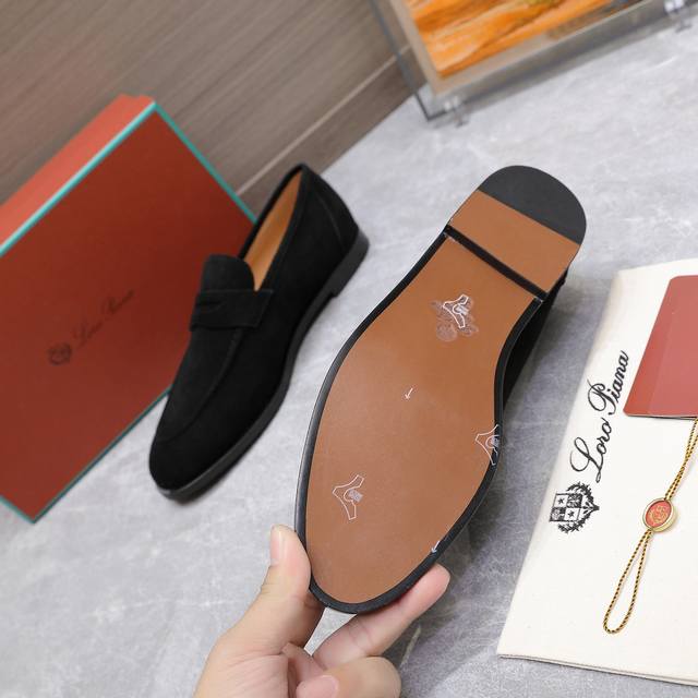 情侣款 Loropi*Ana经典高丝光羊京乐福皮鞋 Lp一直是以好穿舒适为主的设计风格 这几年老钱风穿搭超级 这款乐福鞋也不例外 简约的设计理念搭配品牌经典的颜