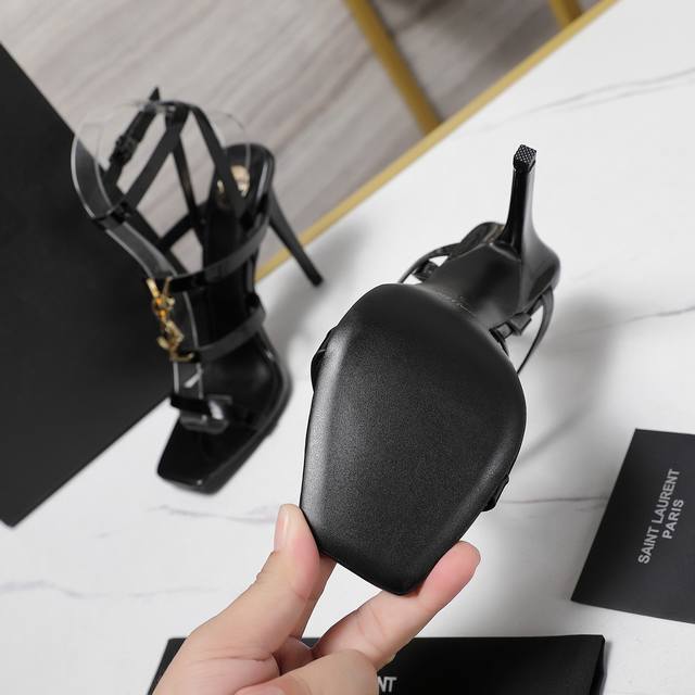 顶级品质 Saint Laurent 圣罗兰露趾凉鞋 Ysl姐姐的美丽尤物高跟鞋 又是人间圣罗兰 Rose同款的小方头 高跟鞋化很好修饰脚型，奢华金属链 这几年