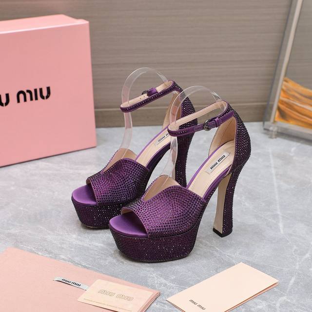 Miu Miu Ss最新走秀时装真丝满钻高跟鞋 原版购入、细节对照原版！顶级品质！ 精确到1：1 轻奢而不累脚、上脚可随意搭配春夏的服饰、更加彰显质感和品味、简