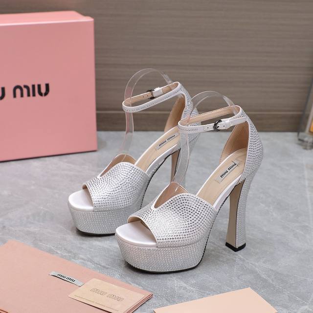 Miu Miu Ss最新走秀时装真丝满钻高跟鞋 原版购入、细节对照原版！顶级品质！ 精确到1：1 轻奢而不累脚、上脚可随意搭配春夏的服饰、更加彰显质感和品味、简