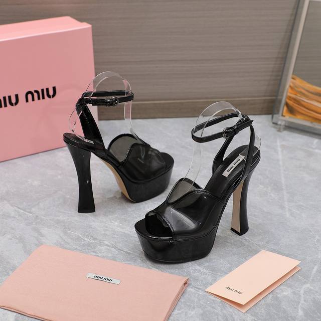 Miu Miu Ss最新走秀时装Tpv进口透明胶片高跟鞋 原版购入、细节对照原版！顶级品质！ 精确到1：1 轻奢而不累脚、上脚可随意搭配春夏的服饰、更加彰显质感