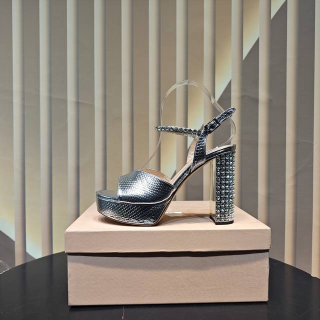 Miumiu Ss最新款 国外供原板开模 跟高12.5Cm 水台2.5Cm 原板调楦 脚感线条都非常完美 面料：进口高级蛇皮 内里 垫脚：羊皮 颜色四个 大底：