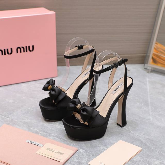 Miu Miu Ss最新走秀时装真丝蝴蝶花高跟鞋 原版购入、细节对照原版！顶级品质！ 精确到1：1 轻奢而不累脚、上脚可随意搭配春夏的服饰、更加彰显质感和品味、