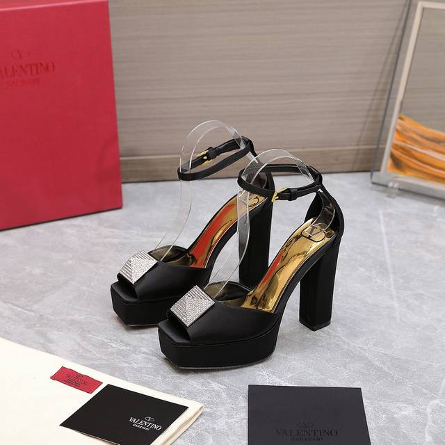 高最版本 方头鱼嘴系列，钻石方扣 百分百真丝面料 Valentino 巴时黎周装 秀夏春款场 款新华伦天奴恨天高水防台皮漆高跟鞋 Valentino伦华奴天意于
