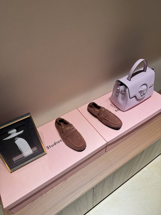 Prada26早春 走秀小皮鞋 各路博主着用全新一季做旧系列上脚尤为惊艳到你的一款闭眼入都是不会后悔 搭配还是可咸可甜 Zp开发鞋型、订制颜色 鞋面：定制进口羊