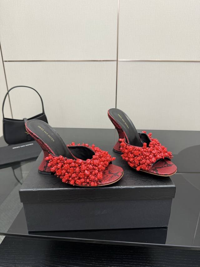 7.5Cm: 420 10.5Cm: Dries Van Noten 25Ss 新款钉珠女鞋 每一双都美的像艺术品 上脚一定是非常瞩目的单品 仙女们可以冲 当代