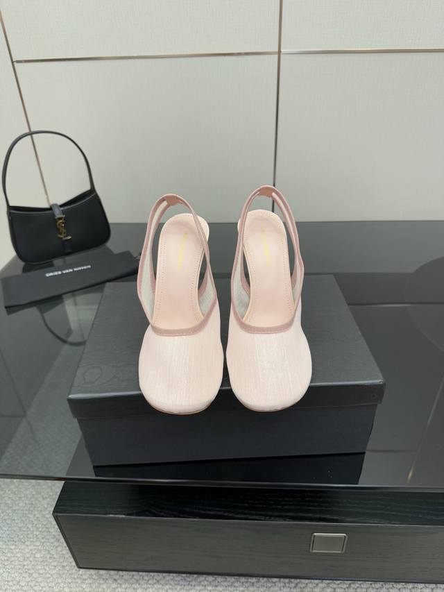 Dries Van Noten 25Ss 新款钉珠女鞋 每一双都美的像艺术品 上脚一定是非常瞩目的单品 仙女们可以冲 当代女性应该自己拥有的“水晶鞋” 鞋面：网