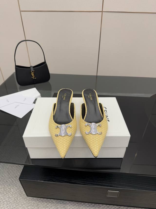 Celine 赛琳经典凯旋门尖头猫跟拖鞋 一眼沦陷 酷中带点小性感 标志性的凯旋门立体金属扣设计 金属光泽在阳光下闪烁 低调而又醒目 将品牌的经典元素完美呈现
