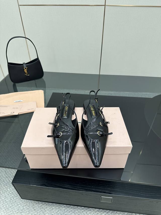 Miu Miu25春夏 大热张元英同款 单鞋走秀款出现在各大时装杂志封面 各路明星、小红书博主着用全新复古上脚尤为惊艳到你的一款闭眼入都是不会后悔 搭配还是可咸