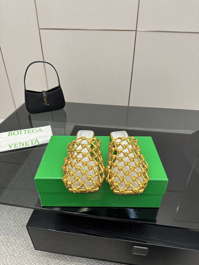 Bottega Venet* 最新最经典编织半拖，Ins&小红书巨多网红明星上身！上脚超性感！真的太美了！这款哑光的鞋面超有高级感！高级穿着又仙女简约时髦又有设