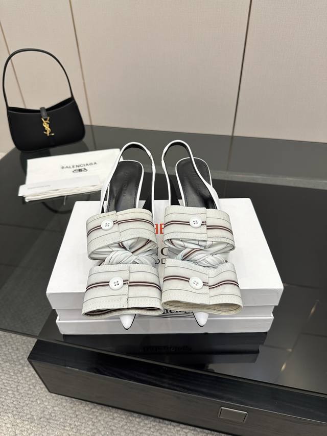 Balenciaga｜巴黎世家 新品衣袖款凉鞋 面料:牛仔布 内里是羊皮 跟高：4Cm 意大利进口牛皮大底 码数：35-39 40定制