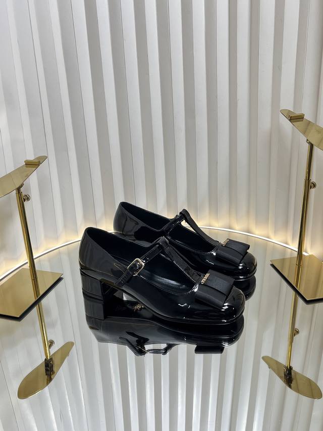 Prada 普拉达 25 早春新款 粗跟圆头 蝴蝶结玛丽珍 经典时尚配色 毫不费力的优雅风来袭 时髦 精致绝美包头 外穿时尚气质简约新款日常美出高级感，上脚超好