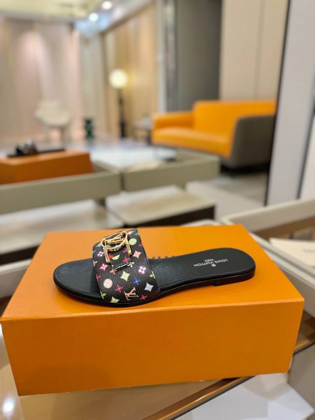 价格P： Louis Vuitton 路易威登 本款 Lv Isola 平底凉拖采用柔软牛皮革，令宽幅鞋面呈现 Lv Circle 标识，追寻跨越时间的经典格调