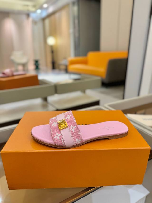 价格P： Louis Vuitton 路易威登 本款 Lv Isola 平底凉拖采用柔软牛皮革，令宽幅鞋面呈现 Lv Circle 标识，追寻跨越时间的经典格调