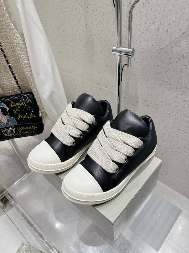 Rick Owens 欧文斯24 绑带面包鞋 小面包可可爱爱又潮潮酷酷 真的是早春的时尚利器呢！穿搭适配度满分 轻松摆脱路人感 皮质也是软呼呼的，用料相当考究