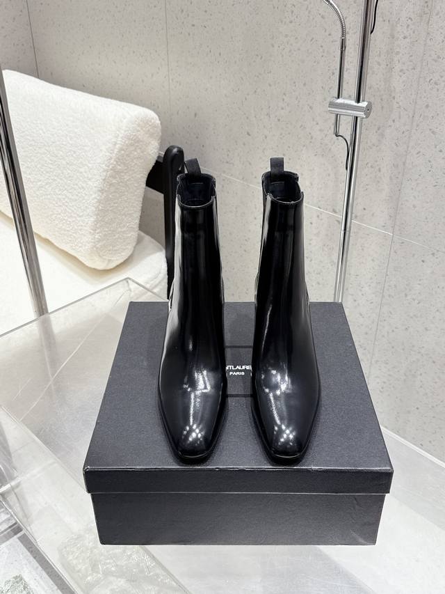 顶级品质 Saint Laurent Fw25 New Arrival～ Ysl圣罗兰2025秋冬新款松紧带一脚蹬粗跟短靴 裸靴 整个鞋非常的简约大气～小圆头更