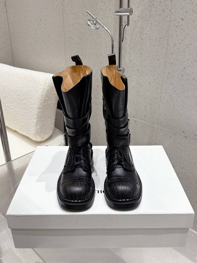 Ethor 25Wf秋冬新品 复古双扣机车靴 今年秋冬被这双机车靴狠狠拿捏！ 硬朗靴型自带酷飒气场 双扣带设计注入不羁灵魂 做旧皮革纹理藏着复古故事 踩上瞬间化