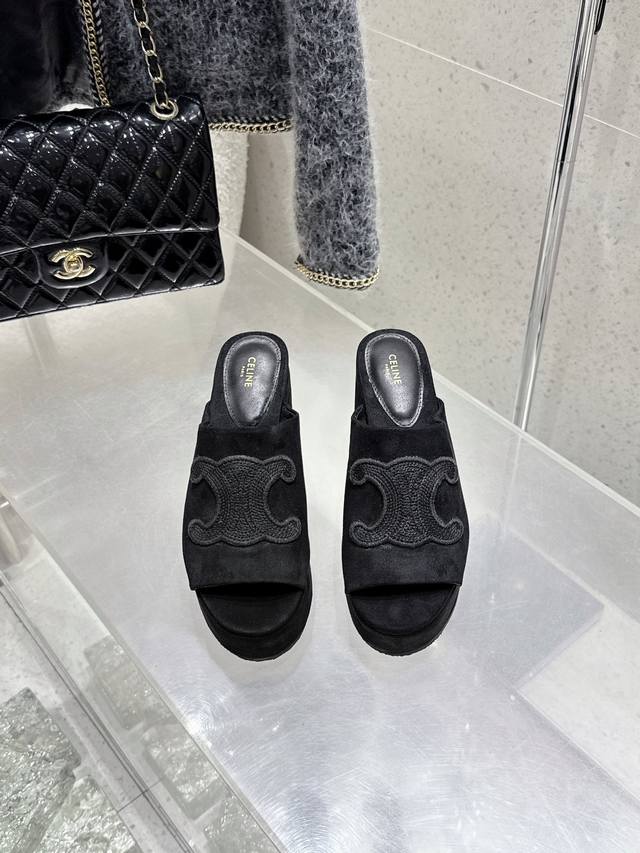 顶级版 Celine 赛琳早春新款春夏新品凯旋门罗马粗跟拖鞋 非常高级的一款凯旋门设计极具品牌辨识度，超级好看百搭，好少女 鞋面：进口羊京 内里：进口山羊皮 大
