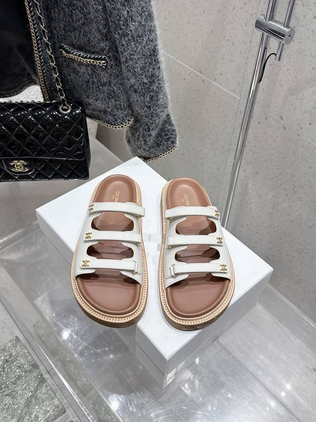 顶级版 Celine塞琳 25 春夏最新 厚底 凯旋门英伦风平底微标凉鞋 拖鞋 简约大气时髦 耐看不过时 是时尚圈永不退潮的经典所在，复古的英伦风格，让你穿出不