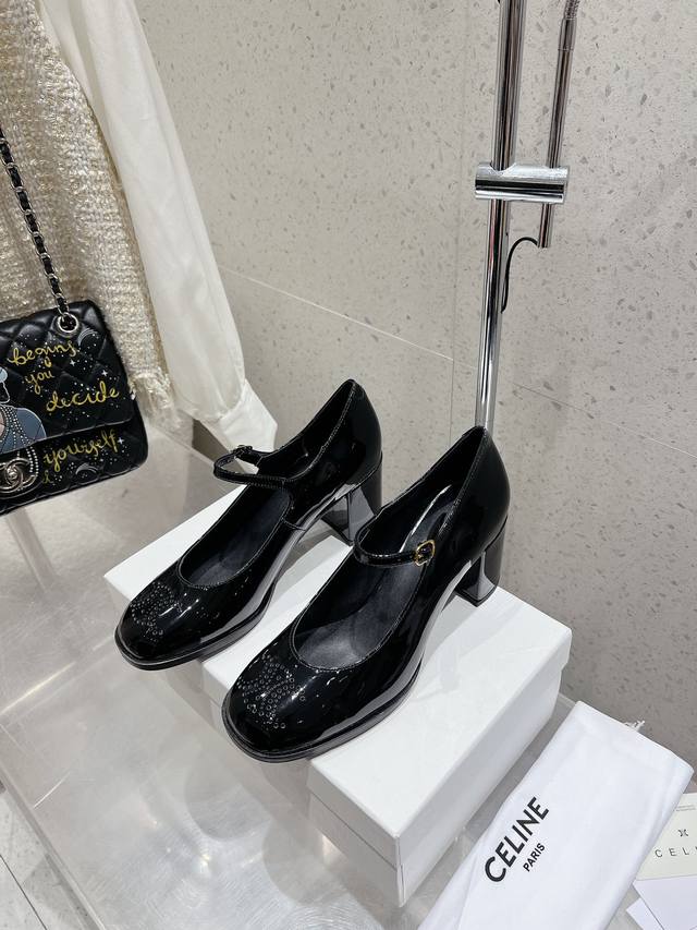 Celine赛琳 早秋新品 复古圆头玛丽珍高跟鞋 被问无数次的粗跟玛丽珍！！增高显腿长 粗跟玛丽珍简直是心头爱 上脚秀气又显瘦，精致的不行 裸脚裤搭配丝袜穿都巨