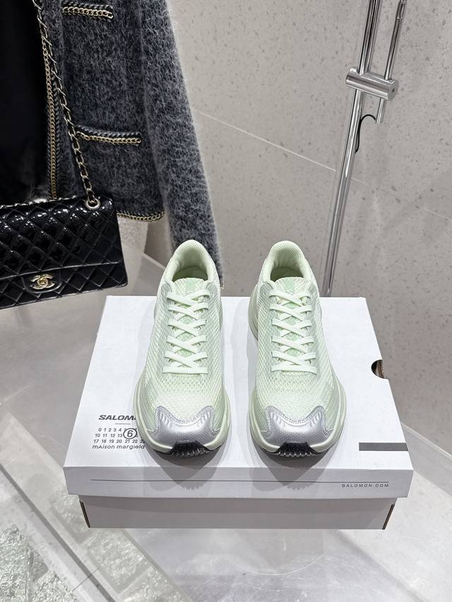 顶级版本 Mm6 X Salomon Spectur Maison Margiela与Salomon合作的2025春夏系列鞋款，以公路跑鞋Spectur 2为基