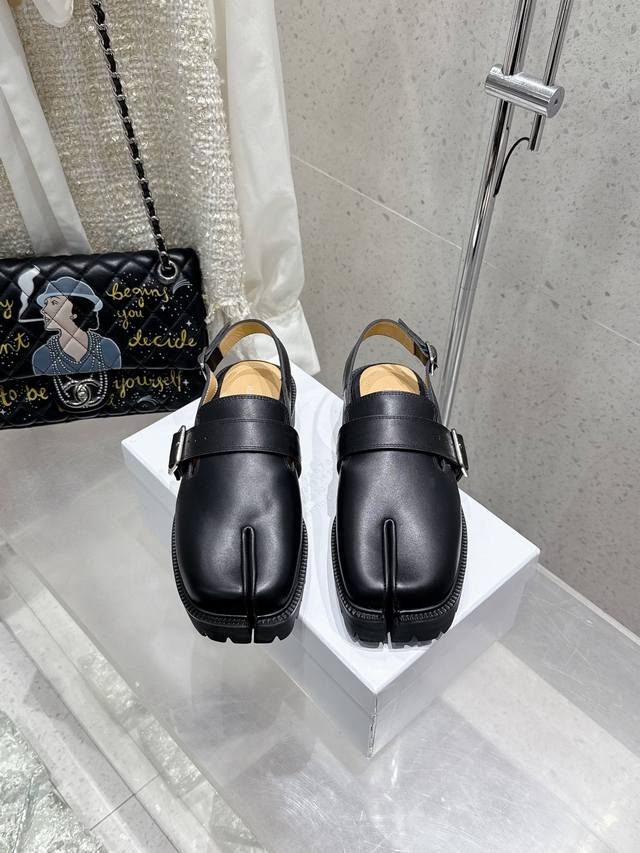 Maisom Margiela Mm6马吉拉经典分趾凉鞋 这双热度超高的单品 必须人手一双入手了 不能错过的单品 炸裂了 独家原版购入开发 不能错过的一款 鞋面