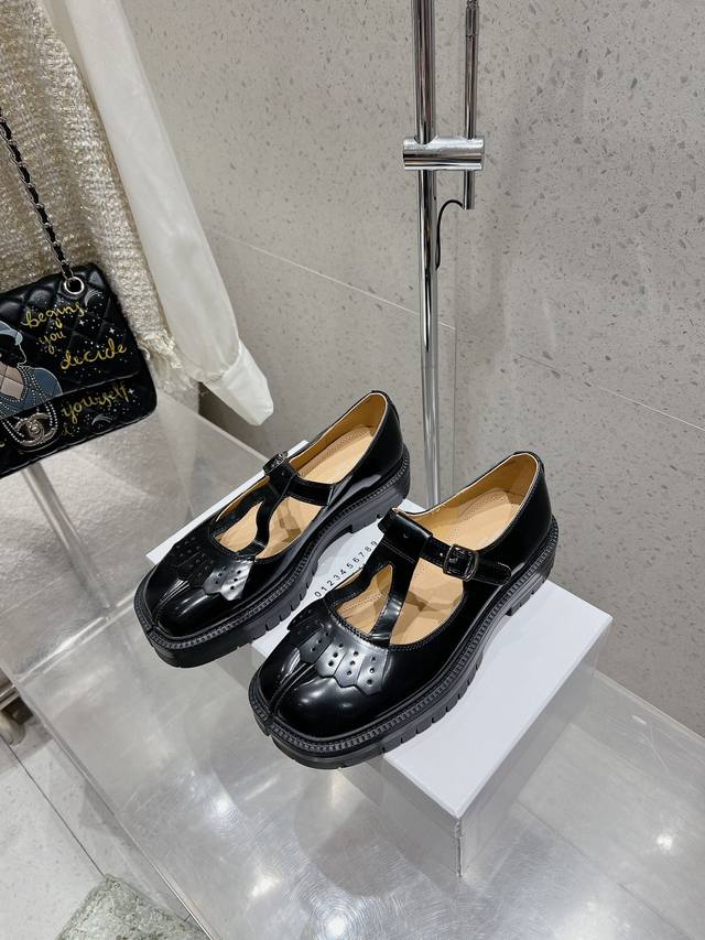 Maisom Margiela Mm6马吉拉经典分趾乐福鞋 这双热度超高的单品 必须人手一双入手了 不能错过的单品 炸裂了 独家原版购入开发 不能错过的一款 鞋
