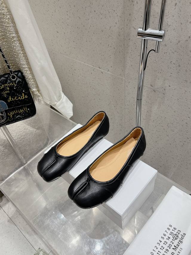 Maison Margiela｜马吉拉Mm6 24Ss初夏新品皱褶分趾芭蕾舞鞋 时髦精必入 太太太百搭啦 夏天搭配各种凹造型必备 非常出片！ 定制混种小羊皮水染