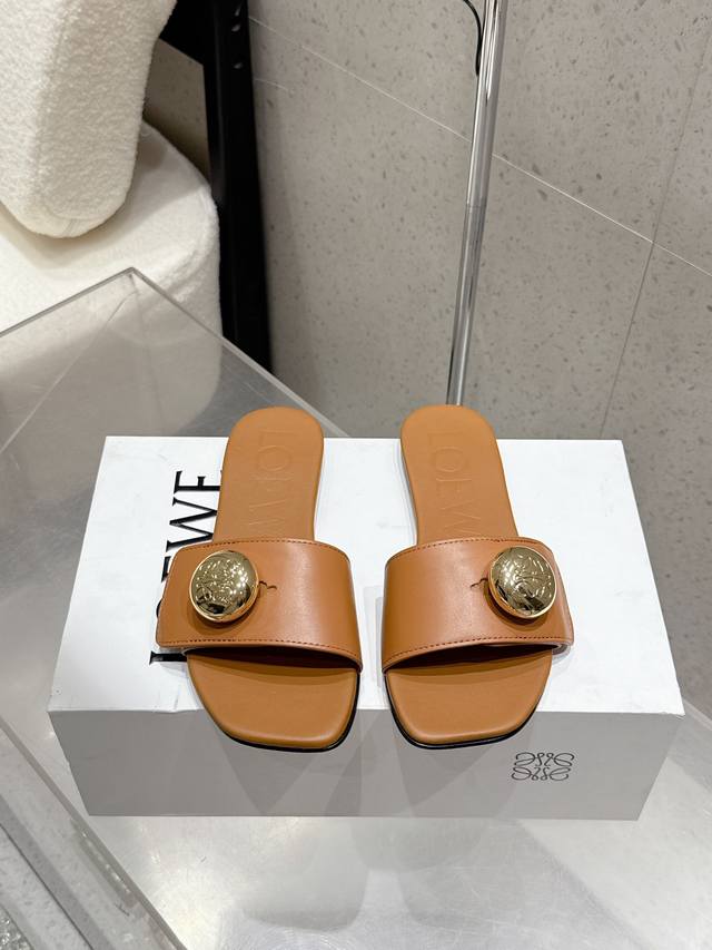 工厂P价 Loewe 罗意威 25 春夏新品 Etal Anagram 露趾一字平底拖鞋 疯狂种草简约设计感觉更干净优雅 让你念念不忘 颜色也很耐看漂亮，上脚瞬
