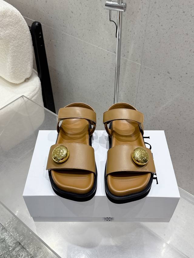 代购级 罗意威 Loewe 25Ss 夏季最新款凉鞋！ 夏季最常穿的凉鞋，没它根本不行！大大凹凸的鞋头，呆萌可爱，复古随性不挑人，关键的是脚感 太舒适，毫不夸张
