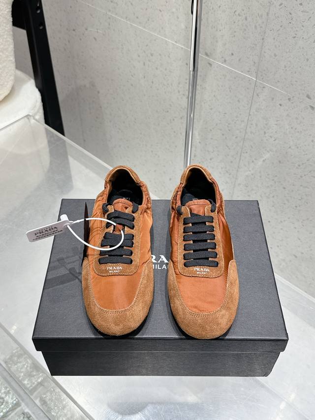 代购级 Prada 普拉达新款德训鞋 鞋面麂皮有肌理感，内里羊皮包裹，软软糯糯的 鞋垫加厚小羊皮，踩上去无比舒适，有支撑感，又包裹得很好的感觉 鞋型包裹感十足，