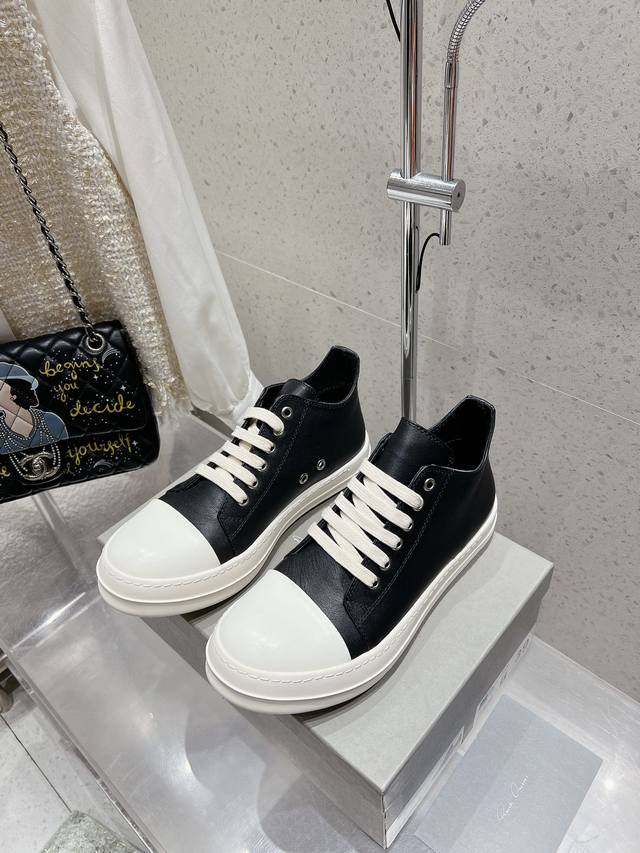 情侣款 Rick Owens 欧文斯绑带面包鞋 小面包可可爱爱又潮潮酷酷 真的是早春的时尚利器呢！穿搭适配度满分 轻松摆脱路人感 皮质也是软呼呼的，用料相当考究