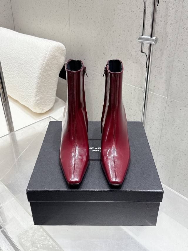 Saint Laurent Ysl圣罗兰2025秋冬新款高跟靴 不过膝长靴 整个鞋非常的简约大气～小圆头更加的精致时髦可以看到我们靴子侧面是按照人体腿型设计出来