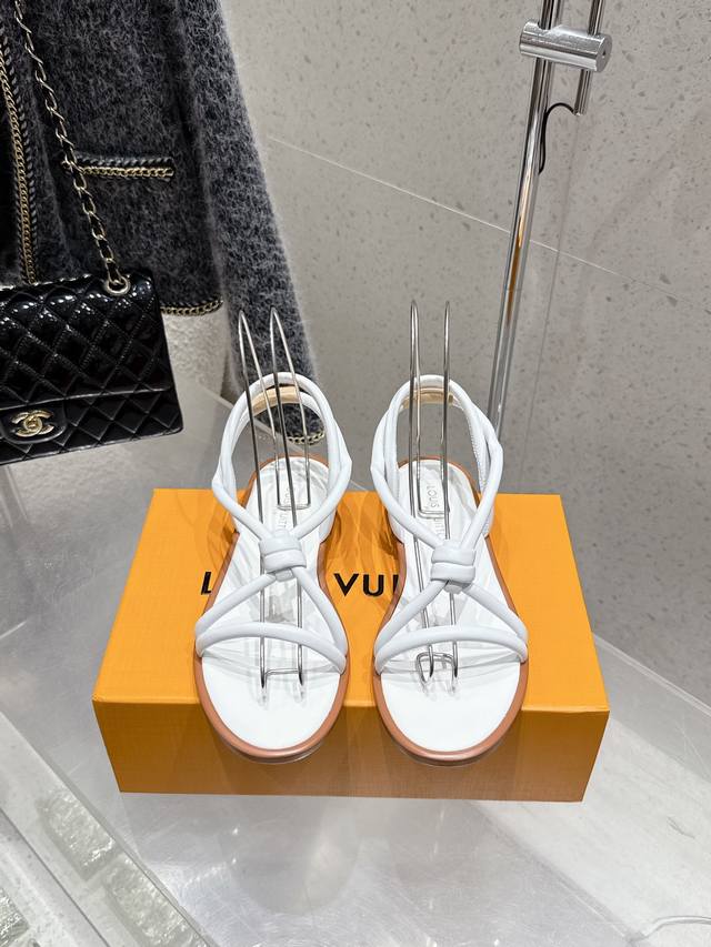 顶级版本 Louis Vuitton 路易威登 Lv新款简约时尚平底凉鞋 鞋面：羊皮 垫脚：羊皮 鞋底：进口真皮大底 Size：#35-41 40.41定做不退