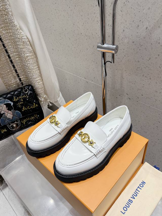 Lv 秋冬新款链条浮雕厚底乐福鞋 鞋面：进口开边珠牛皮 内里：进口牛皮 大底：原版开模发泡橡胶大底 跟高：5.5Cm Size：女35-39 男39-45 女4