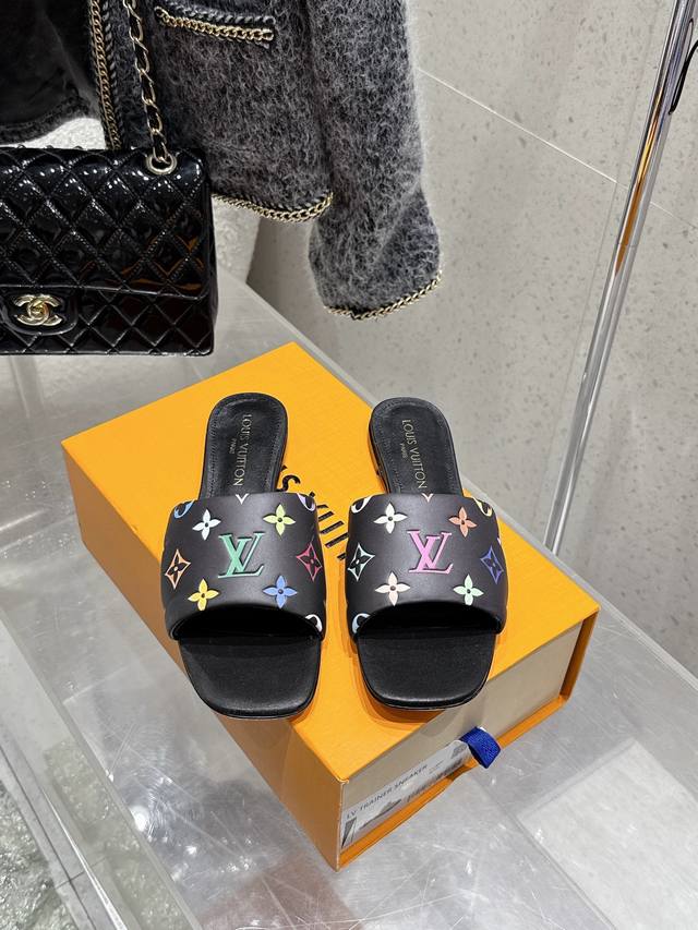 Louisvuitton 25 春夏新款拖鞋 很难不怀疑是不是借鉴了唐朝的唐三彩作为基础，创新成Lv经典标志Logo，采用彩色以及鞋面的大面积底色作为对比，创造