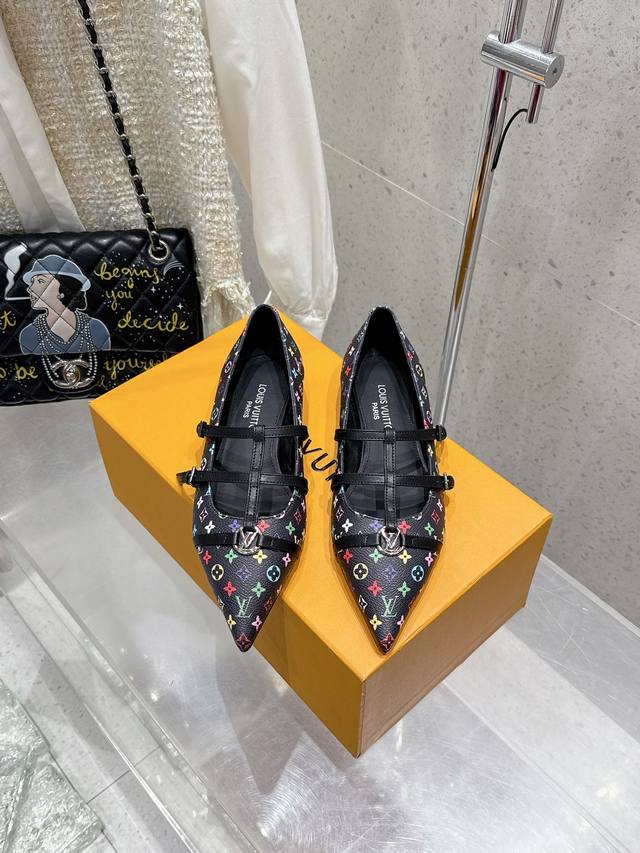 顶级版本 Louis Vuitton Lv 路易威登 2025春夏尖头高跟鞋凉鞋 鹰嘴小尖头搭配镂空老花皮条小方扣可调节松紧， Lv五金 “Logo”饰以点缀，