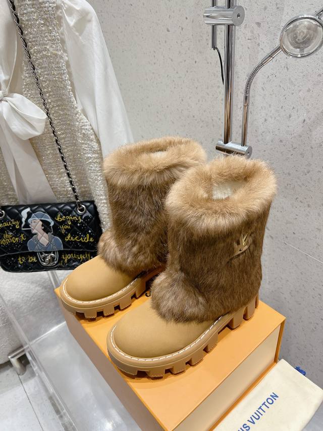 Lv秋冬厚底雪地靴毛毛靴 简约大气时髦 耐看不过时 是时尚圈永不退潮的经典所在 上脚还很好的修饰腿型显瘦！ 面料：采用原版定制牛皮 内里 垫脚：均为纯羊毛 大底