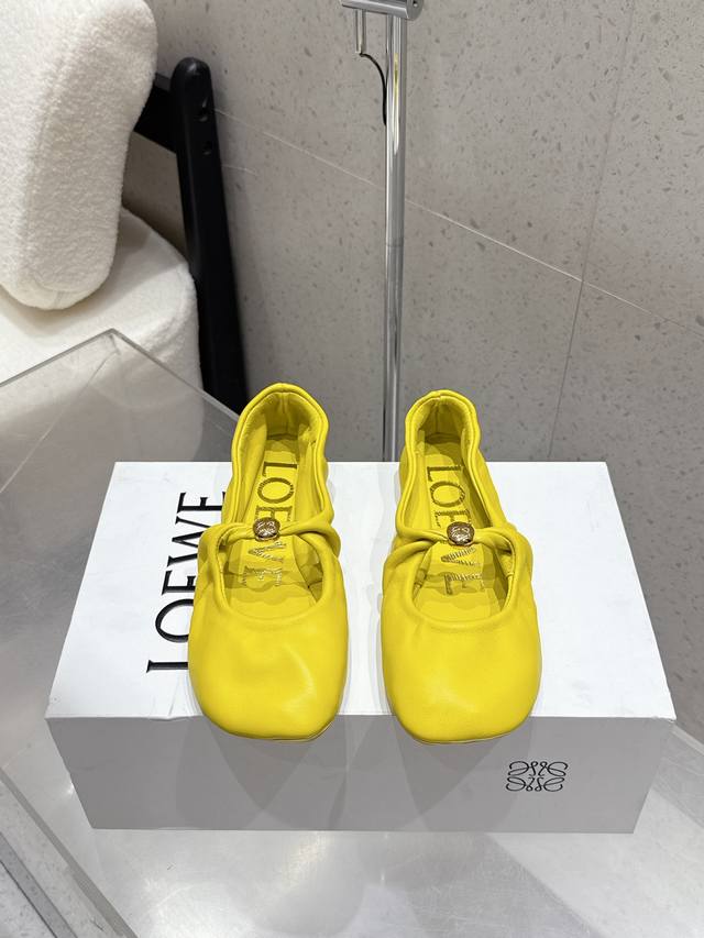 Loewe 罗意威 25 春夏新品 平底玛丽珍 方头单鞋 芭蕾舞鞋 疯狂种草简约设计感觉更干净优雅 让你念念不忘 颜色也很耐看漂亮，上脚瞬间气质十足气场，简直无