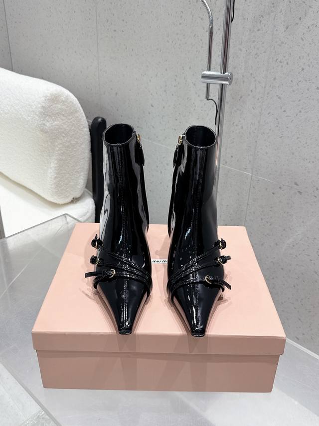 短靴 Miumiu 缪缪 25Ss秋冬新款细跟小方头侧拉链短靴 鞋面：采用原版混种羊皮牛漆皮 内里：羊皮 鞋底：意大利进口真皮大底 跟高：5.5Cm 9Cm 码