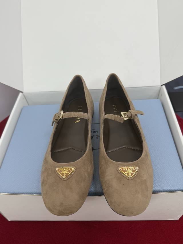 顶级品质 Prada Ss25 New Arrival～ P家25春夏系列圆头玛丽珍新品 时髦的小圆头，轻松Get时髦气息～ 形体秀气 仙气十足～上脚好看又减龄