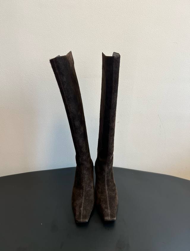 顶级品质 Khait* 25Ss 新款方头长靴 简约百搭款！ Khaite靴是我今年买的最好的一双靴子，穿上立马可见的瘦，对这种脚型好看的靴子无法自拔~脚踝的褶