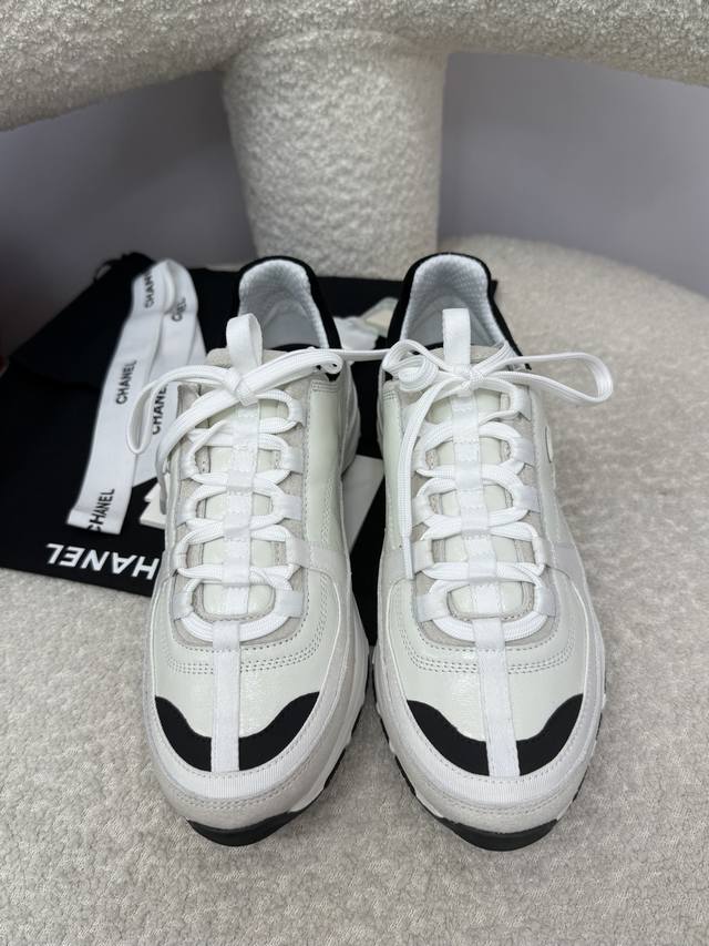 顶级品质 Chanel 25A 厚底运动鞋推荐～ 终于又来了我喜欢的增高运动鞋！！ 这个有颜色的部分都是皮的 不怕脏哦！ 白色好搭配银色潮一点 喜欢的可以All